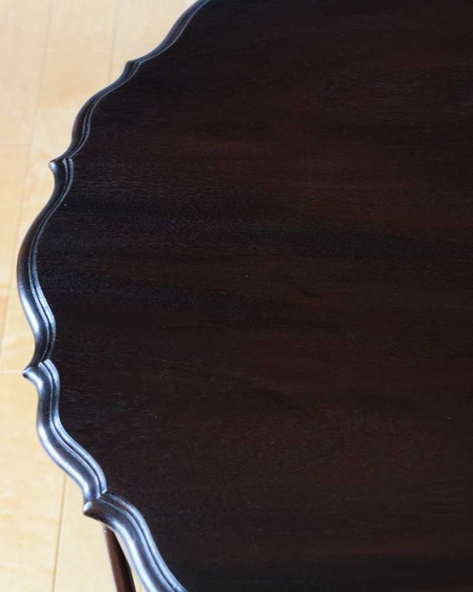 アンティークのテーブル　アンティーク家具　天板のカッティングが可憐、アンティークオケージョナルテーブル。天板を近づいてみると…アンティークだから手に入れることが出来る天板に使われている銘木の美しさにうっとりです。(k-2187-f)