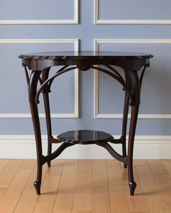 アンティークのテーブル　アンティーク家具　天板のカッティングが可憐、アンティークオケージョナルテーブル。クルッと回転。(k-2187-f)