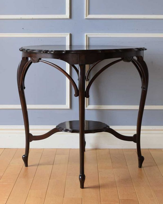 アンティークのテーブル　アンティーク家具　天板のカッティングが可憐、アンティークオケージョナルテーブル。こちら側も、もちろんキレイです！アンティークは新品ではないので、もちろん経年変化によるキズはありますが、専門の職人がキレイにお直しをしているので、どの角度から見てもキレイです。(k-2187-f)