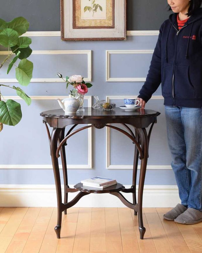 アンティークのテーブル　アンティーク家具　天板のカッティングが可憐、アンティークオケージョナルテーブル。どんな場所でも便利に使える小さなテーブルそもそも「オケージョナル」とは「便利に使える」と言う意味。(k-2187-f)