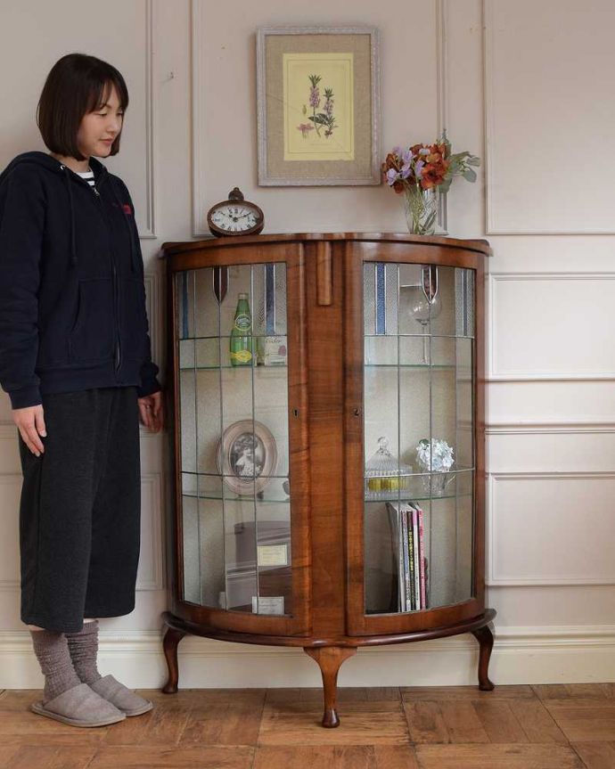 アンティークのキャビネット　アンティーク家具　美しいステンドグラスの扉、英国アンティーク家具のガラスキャビネット（ショーケース）。どこからでも中が見える半月型のキャビネット半月型をしたハーフムーンのキャビネットは、グルっと180度、どの場所からも中が美しく見える人気のキャビネットです。(k-2188-f)