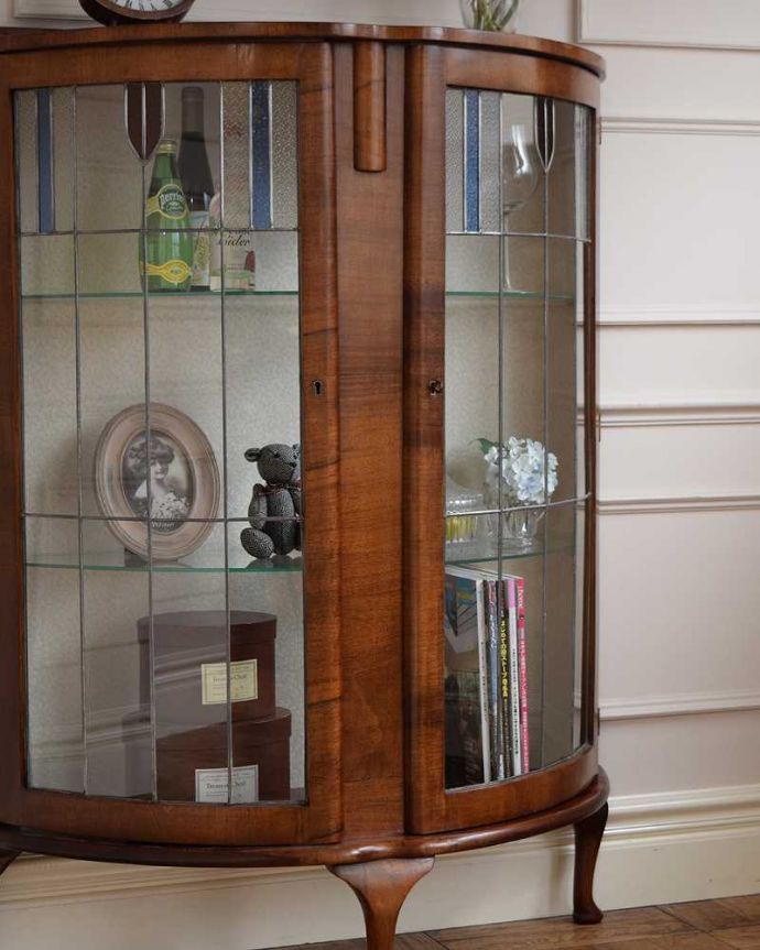 アンティークのキャビネット　アンティーク家具　美しいステンドグラスの扉、英国アンティーク家具のガラスキャビネット（ショーケース）。ガラス越しに見るお気に入りの美しさ…アンティークのガラス扉を通して見ると、中に入れたものがキラッキラに輝いて見えるんです。(k-2188-f)