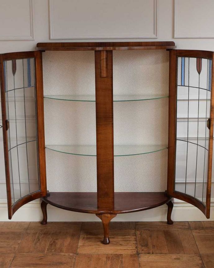 アンティークのキャビネット　アンティーク家具　美しいステンドグラスの扉、英国アンティーク家具のガラスキャビネット（ショーケース）。扉を開けて中を見てみると…職人がキレイに修復して、背板も新しい生地に張替えました。(k-2188-f)