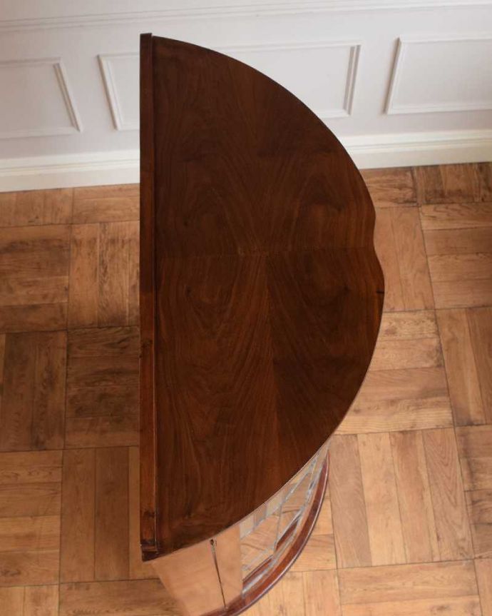 アンティークのキャビネット　アンティーク家具　美しいステンドグラスの扉、英国アンティーク家具のガラスキャビネット（ショーケース）。上から見るとよく分かるハーフムーンの形キャビネットを上から見てみるとこんな感じの半月型。(k-2188-f)