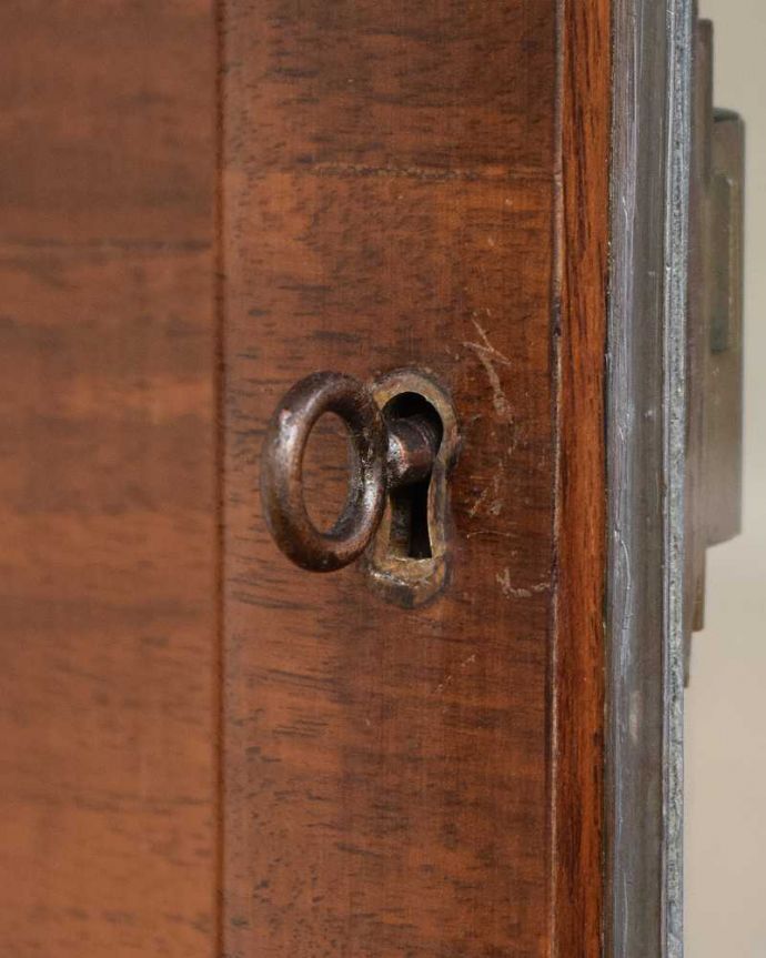 アンティークのキャビネット　アンティーク家具　美しいステンドグラスの扉、英国アンティーク家具のガラスキャビネット（ショーケース）。開ける度にワクワク･･･ カギを使って扉を開ける度に、まるで宝箱を開けるみたいです。(k-2188-f)