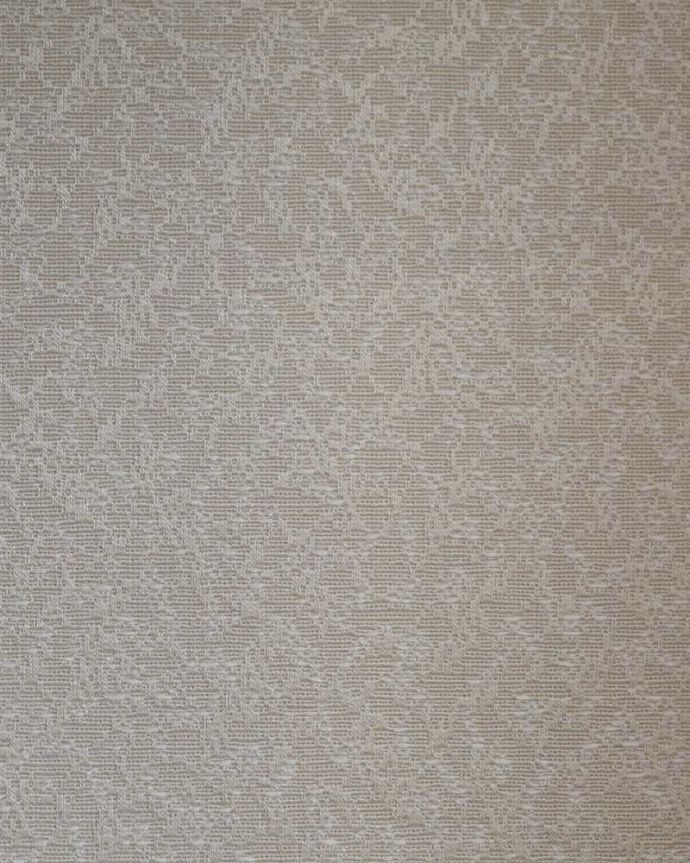 アンティークのキャビネット　アンティーク家具　美しいステンドグラスの扉、英国アンティーク家具のガラスキャビネット（ショーケース）。新しく貼り替えましたキャビネットの表情に合わせて、背板の生地をセレクト。(k-2188-f)