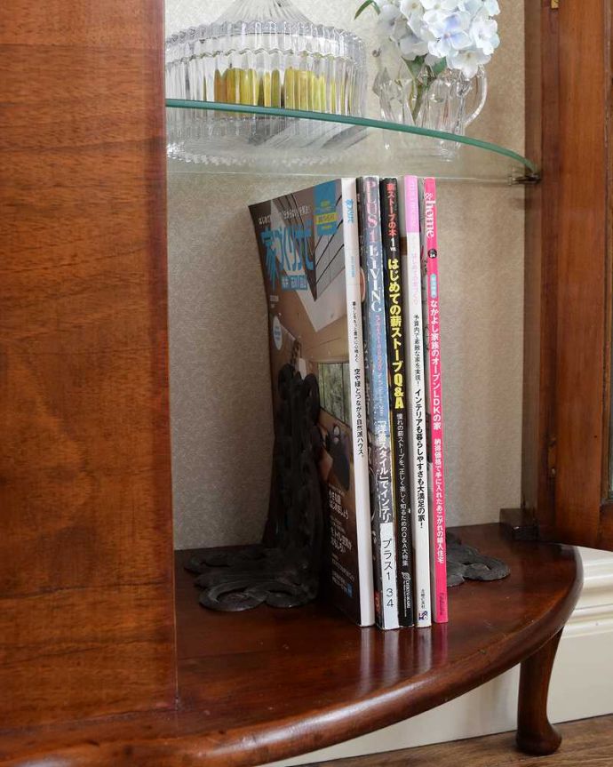 アンティークのキャビネット　アンティーク家具　美しいステンドグラスの扉、英国アンティーク家具のガラスキャビネット（ショーケース）。扉の中は収納たっぷりA4サイズの雑誌までしっかり収納出来ちゃう大きさ。(k-2188-f)