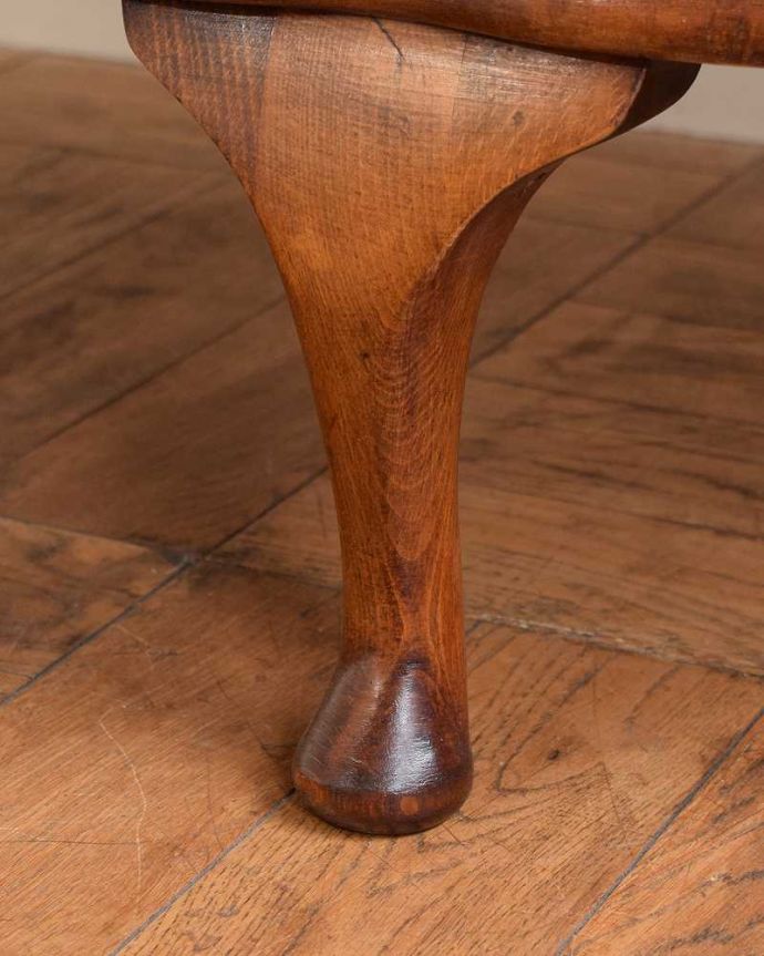 アンティークのキャビネット　アンティーク家具　美しいステンドグラスの扉、英国アンティーク家具のガラスキャビネット（ショーケース）。女性1人でラクラク運べちゃう仕掛けHandleのアンティークは、脚の裏にフェルトキーパーをお付けしています。(k-2188-f)