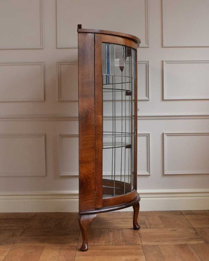 アンティークのキャビネット　アンティーク家具　美しいステンドグラスの扉、英国アンティーク家具のガラスキャビネット（ショーケース）。180度どこからでも中が見れちゃうグルっと180度、どの角度からでも中が見れるハーフムーン型。(k-2188-f)