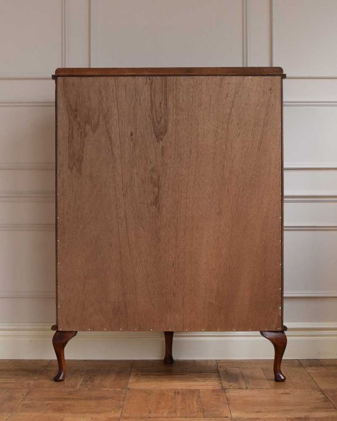 アンティークのキャビネット　アンティーク家具　美しいステンドグラスの扉、英国アンティーク家具のガラスキャビネット（ショーケース）。もちろん後姿もキレイですアンティークは新品ではないので、もちろん経年変化によるキズはありますが、専門の職人がしっかり修復しているので後ろ姿までキレイです。(k-2188-f)