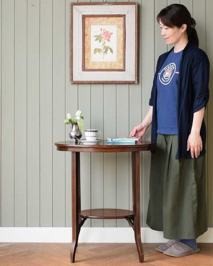 アンティークのテーブル　アンティーク家具　象嵌で模様が美しい棚付きのアンティークオケージョナルテーブル。どんな場所でも便利に使える小さなテーブルそもそも「オケージョナル」とは「便利に使える」と言う意味。(k-2189-f)