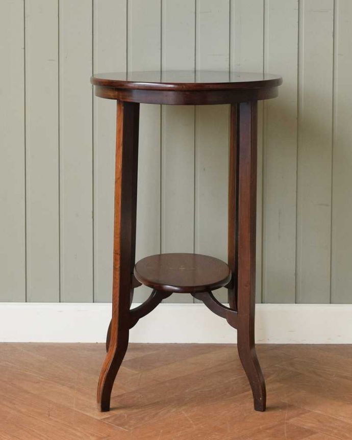 アンティークのテーブル　アンティーク家具　象嵌で模様が美しい棚付きのアンティークオケージョナルテーブル。クルッと回転。(k-2189-f)