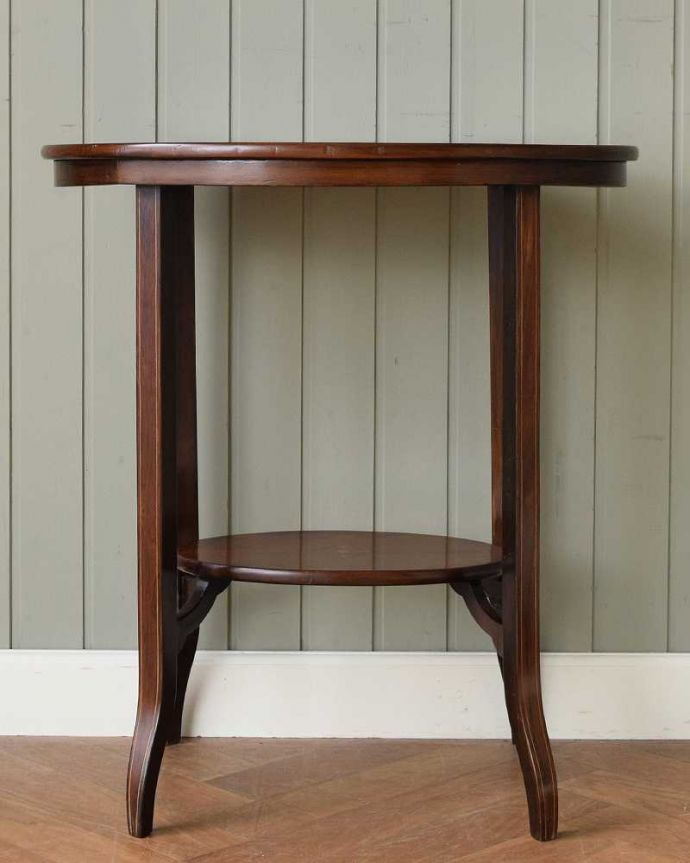 アンティークのテーブル　アンティーク家具　象嵌で模様が美しい棚付きのアンティークオケージョナルテーブル。こちら側も、もちろんキレイです！アンティークは新品ではないので、もちろん経年変化によるキズはありますが、専門の職人がキレイにお直しをしているので、どの角度から見てもキレイです。(k-2189-f)