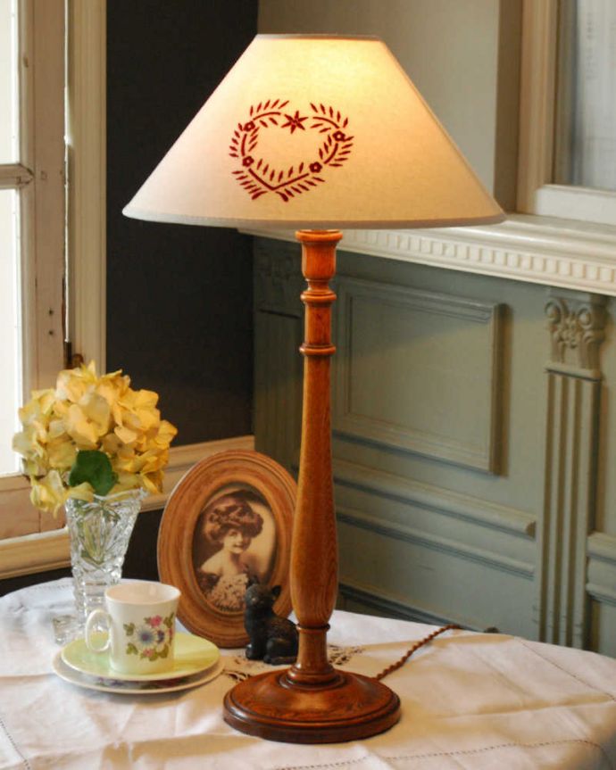 スタンドライト 照明・ライティング 英国インテリアのアンティーク照明、オーク材のテーブルランプ(E17シャンデリア球)。ステキな夜の時間を作ってくれますベッドサイドに置くだけでリラックスした灯りで癒しの空間を作ってくれるテーブルランプ。(k-2189-z)