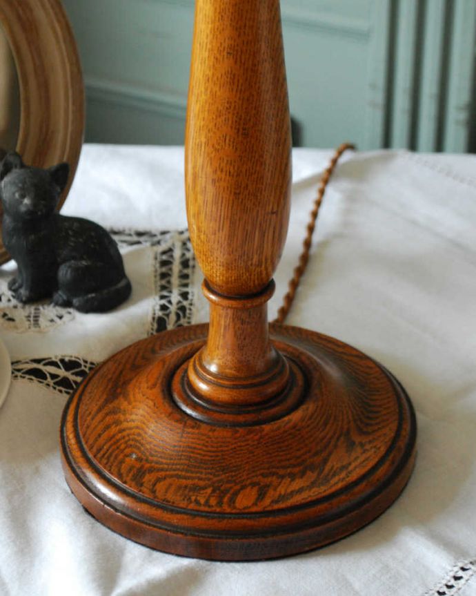 スタンドライト 照明・ライティング 英国インテリアのアンティーク照明、オーク材のテーブルランプ(E17シャンデリア球)。アンティークらしい美しさ土台の部分はアンティークらしい美しいデザイン。(k-2189-z)