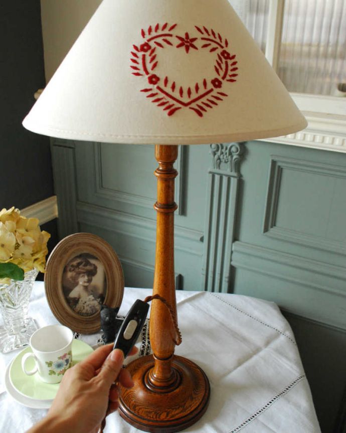 スタンドライト 照明・ライティング 英国インテリアのアンティーク照明、オーク材のテーブルランプ(E17シャンデリア球)。スイッチON!スイッチです。(k-2189-z)