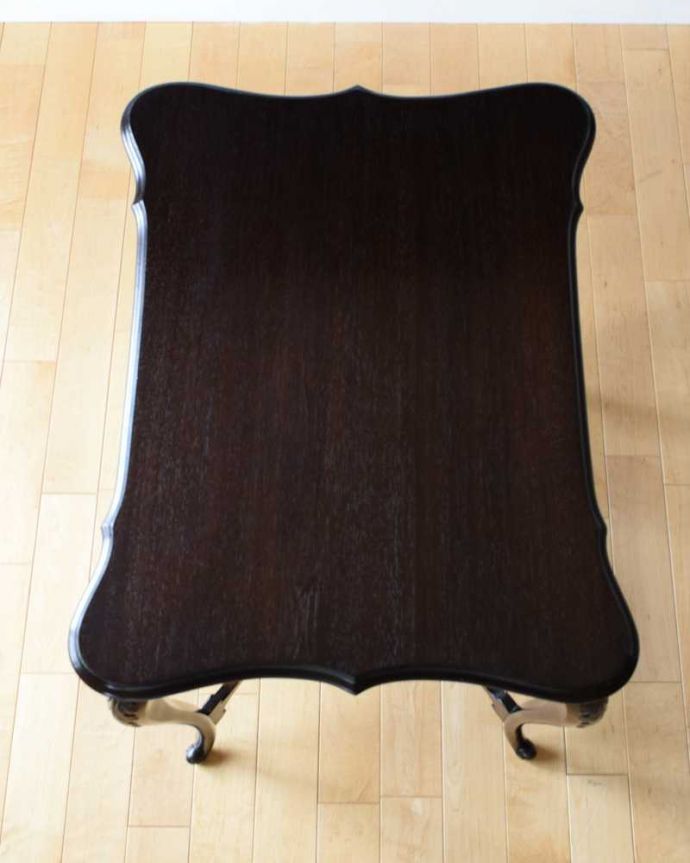 アンティークのテーブル アンティーク家具 優雅なティータイムを演出するアンティーク家具、優雅なオケージョナルテーブル(ティーテーブル)。天板の形を見てみると・・・テーブルの形を上から見ると、こんな感じです。(k-2190-f)