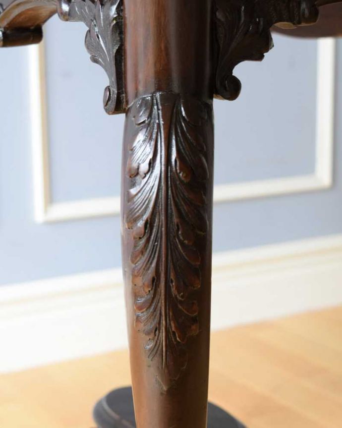 アンティークのテーブル アンティーク家具 優雅なティータイムを演出するアンティーク家具、優雅なオケージョナルテーブル(ティーテーブル)。うっとりする美しさアンティークだから手に入る美しい彫。(k-2190-f)