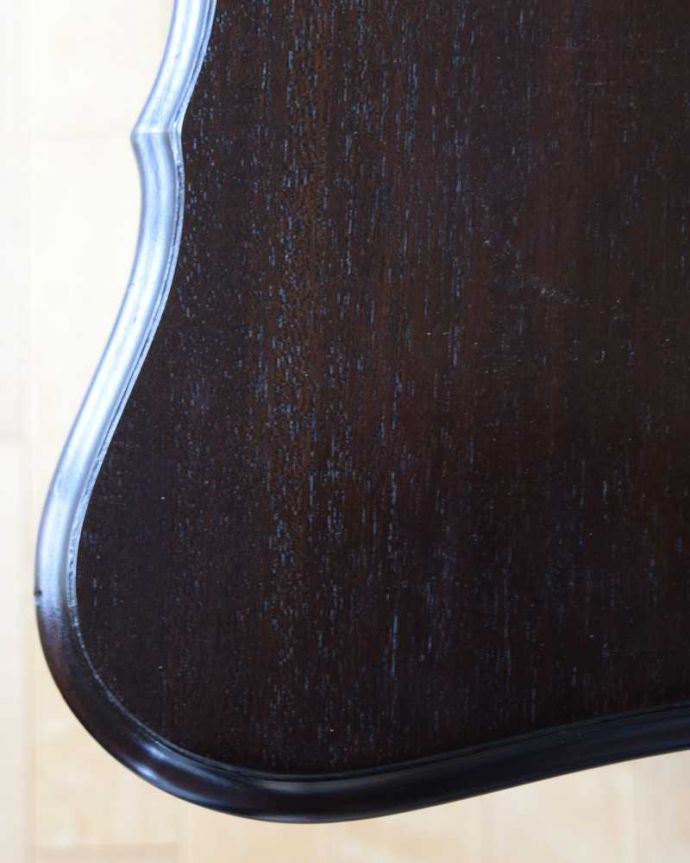 アンティークのテーブル アンティーク家具 優雅なティータイムを演出するアンティーク家具、優雅なオケージョナルテーブル(ティーテーブル)。天板を近づいてみると…アンティークだから手に入れることが出来る天板に使われている銘木の美しさにうっとりです。(k-2190-f)