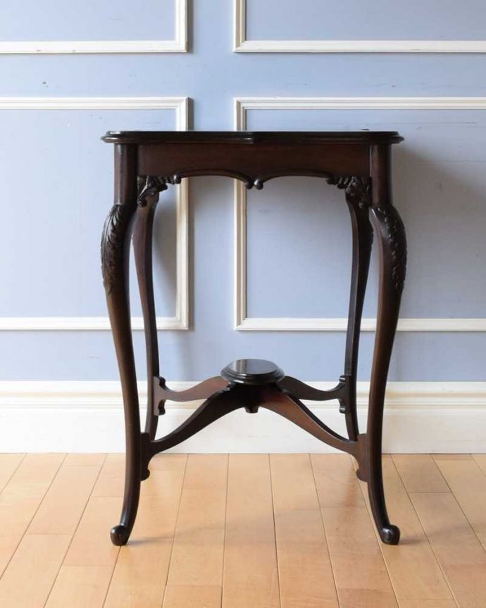 アンティークのテーブル アンティーク家具 優雅なティータイムを演出するアンティーク家具、優雅なオケージョナルテーブル(ティーテーブル)。こちら側も、もちろんキレイです!アンティークは新品ではないので、もちろん経年変化によるキズはありますが、専門の職人がキレイにお直しをしているので、どの角度から見てもキレイです。(k-2190-f)