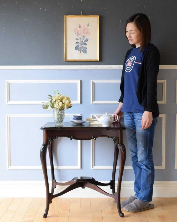 アンティークのテーブル アンティーク家具 優雅なティータイムを演出するアンティーク家具、優雅なオケージョナルテーブル(ティーテーブル)。どんな場所でも便利に使える小さなテーブルそもそも「オケージョナル」とは「便利に使える」と言う意味。(k-2190-f)