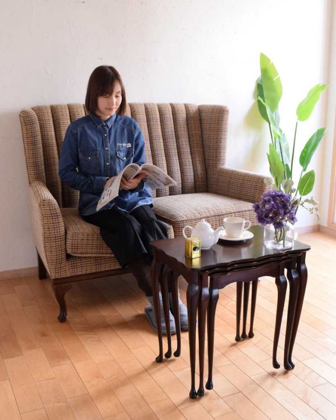 アンティークのテーブル　アンティーク家具　優雅な英国のアンティーク家具、３つセットのコーヒーテーブル（ネストテーブル）。親子一緒の姿が可愛いネストテーブルネストとは巣のこと。(k-2191-f)