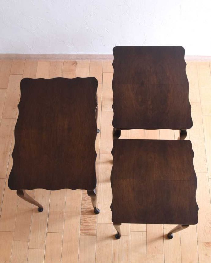 アンティークのテーブル　アンティーク家具　優雅な英国のアンティーク家具、３つセットのコーヒーテーブル（ネストテーブル）。3つを並べて上から見てみましょう大中小3つを並べてみると、こんな感じです。(k-2191-f)