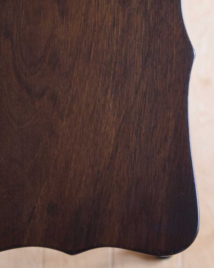 アンティークのテーブル　アンティーク家具　優雅な英国のアンティーク家具、３つセットのコーヒーテーブル（ネストテーブル）。天板も修復したのでキレイです修復の時、古い塗装を剥離して再塗装してあるので天板もピカピカです。(k-2191-f)