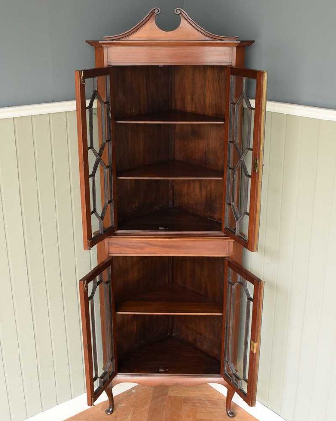 ガラスキャビネットの扉の中