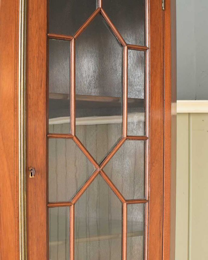 英国アンティーク家具らしい装飾