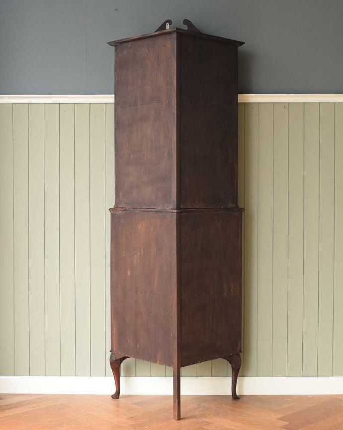 キャビネットの後ろ姿