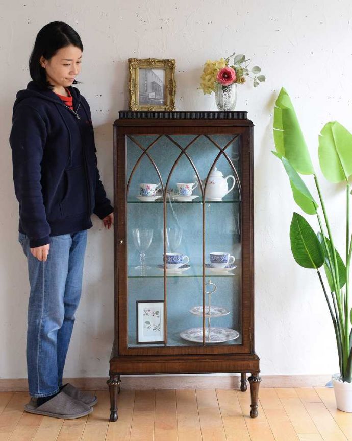 アンティークのキャビネット アンティーク家具 正統派の英国アンティークキャビネット、ゴシックデザインのガラスキャビネット 。どこにでも置けちゃうサイズが魅力のキャビネットちょっとしたスペースがあればどこにでも置けちゃうコンパクトサイズのガラスキャビネット。(k-2194-f)