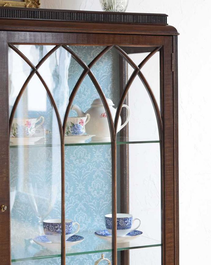 アンティークのキャビネット アンティーク家具 正統派の英国アンティークキャビネット、ゴシックデザインのガラスキャビネット 。ガラス越しに中をのぞいてみると・・・中に入れたものが、なんだかちょっと高級に見えちゃうんです。(k-2194-f)