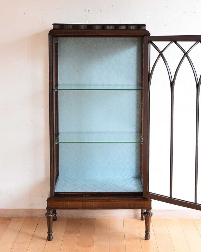 アンティークのキャビネット アンティーク家具 正統派の英国アンティークキャビネット、ゴシックデザインのガラスキャビネット 。扉を開けると、中はこんな感じです職人が背板の生地を新しいもので張り替えてキレイに修復して仕上げました。(k-2194-f)
