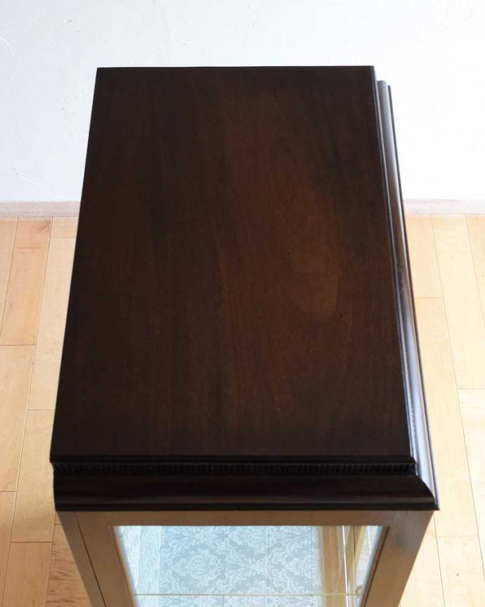 アンティークのキャビネット アンティーク家具 正統派の英国アンティークキャビネット、ゴシックデザインのガラスキャビネット 。上から形を見てみましょうキャビネットの形はこんな感じです。(k-2194-f)