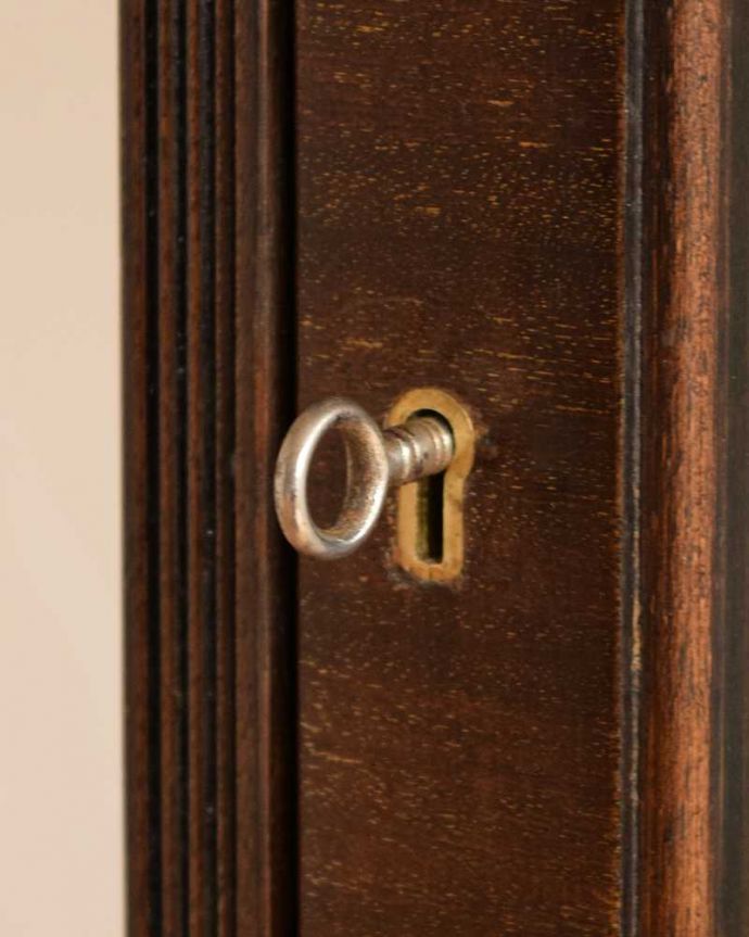 アンティークのキャビネット アンティーク家具 正統派の英国アンティークキャビネット、ゴシックデザインのガラスキャビネット 。開ける度にワクワクアンティークらしくカギが取っ手の代わり。(k-2194-f)