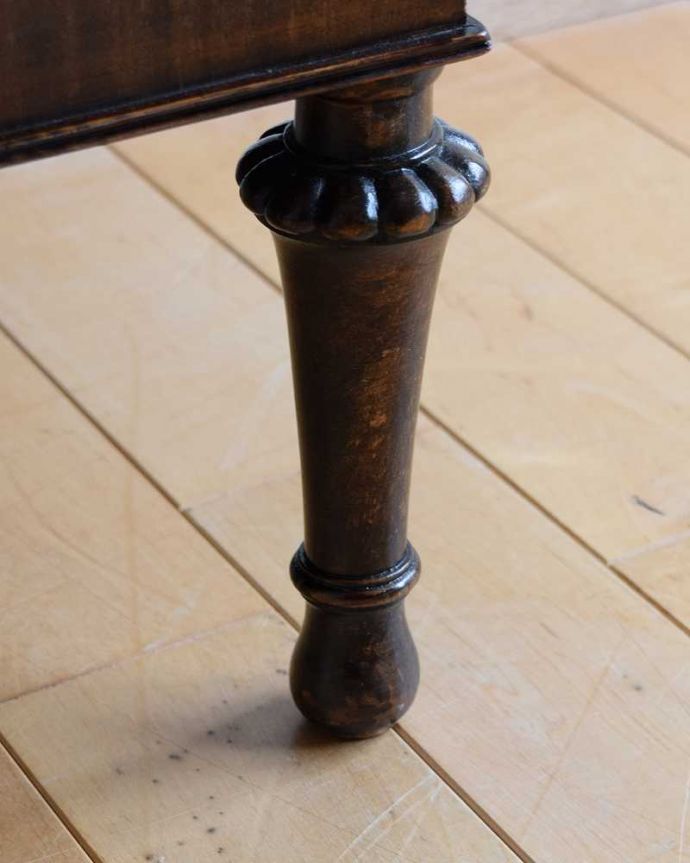 アンティークのキャビネット アンティーク家具 正統派の英国アンティークキャビネット、ゴシックデザインのガラスキャビネット 。女性1人でラクラク運べちゃう仕掛けHandleのアンティークは、脚の裏にフェルトキーパーをお付けしています。(k-2194-f)