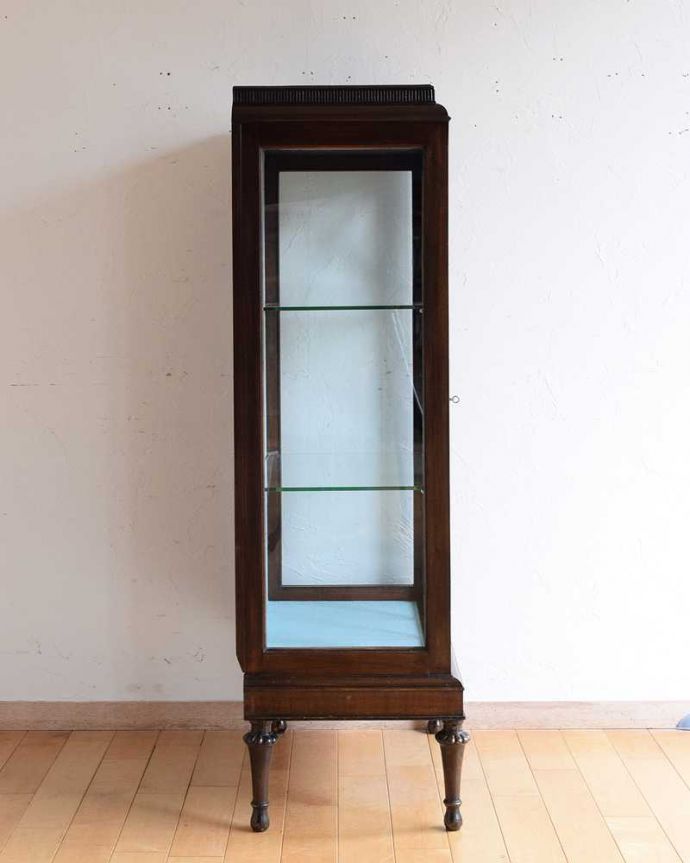 アンティークのキャビネット アンティーク家具 正統派の英国アンティークキャビネット、ゴシックデザインのガラスキャビネット 。横から見ると・・・横面もガラス。(k-2194-f)