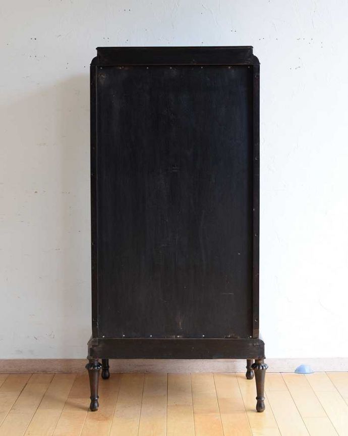 アンティークのキャビネット アンティーク家具 正統派の英国アンティークキャビネット、ゴシックデザインのガラスキャビネット 。修復してあるので後姿もキレイ!アンティークは新品ではないので、もちろん経年変化によるキズはありますが、専門の職人がキレイに修復したので、後ろ姿もキレイです。(k-2194-f)