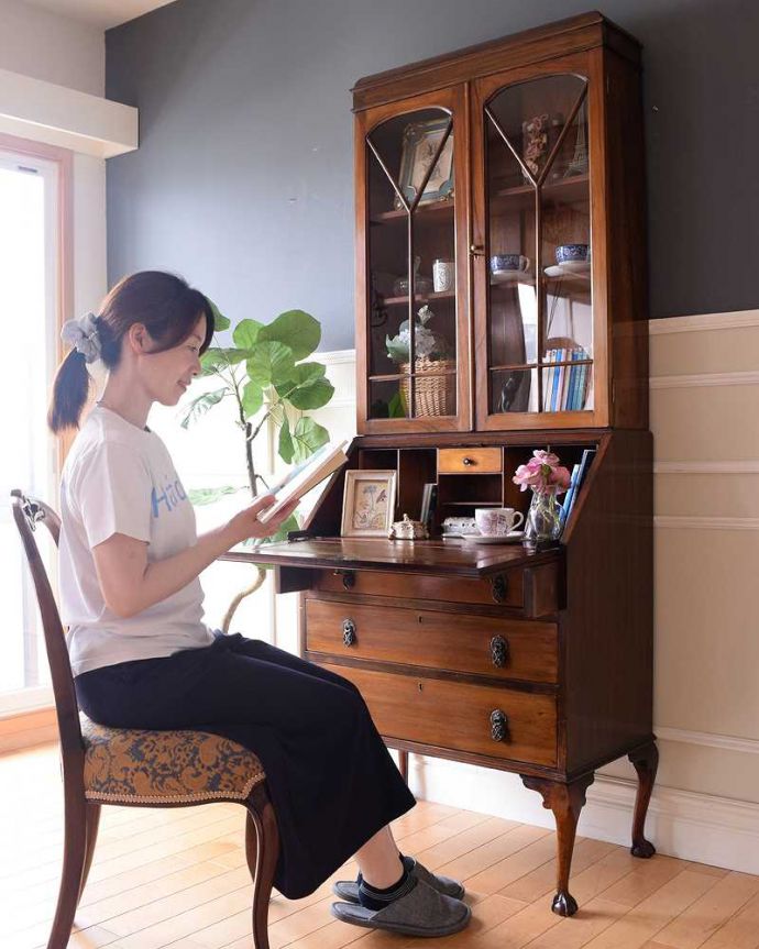 ビューロー　アンティーク家具　英国のアンティーク収納家具、クロウ＆ボウルの気品溢れるビューローブックケース。あっという間に自分だけの贅沢デスク扉を前に倒すとデスクが登場。(k-2195-f)