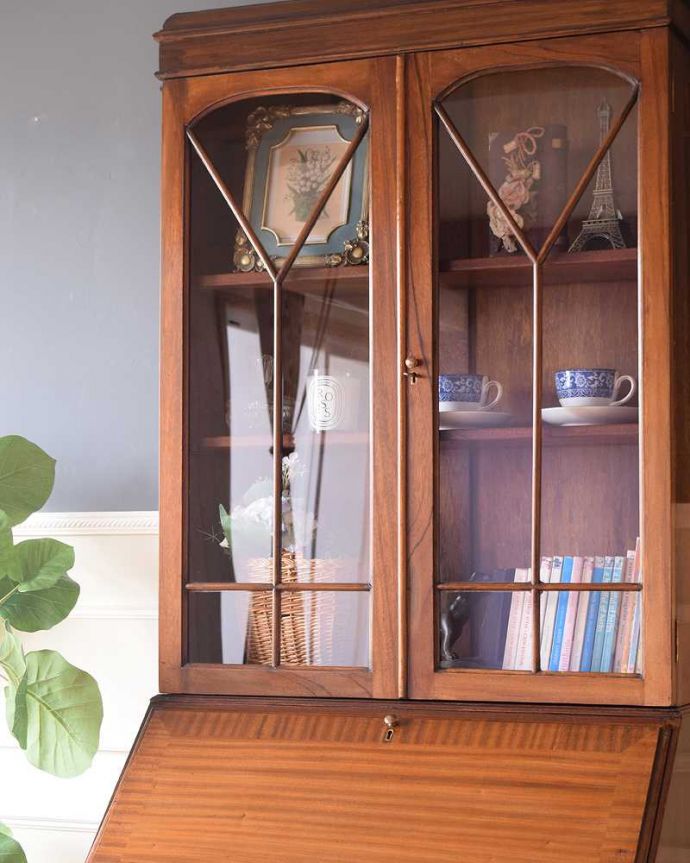 ビューロー　アンティーク家具　英国のアンティーク収納家具、クロウ＆ボウルの気品溢れるビューローブックケース。英国アンティークらしいガラス扉の美しさデスクの上はガラス扉のキャビネット。(k-2195-f)