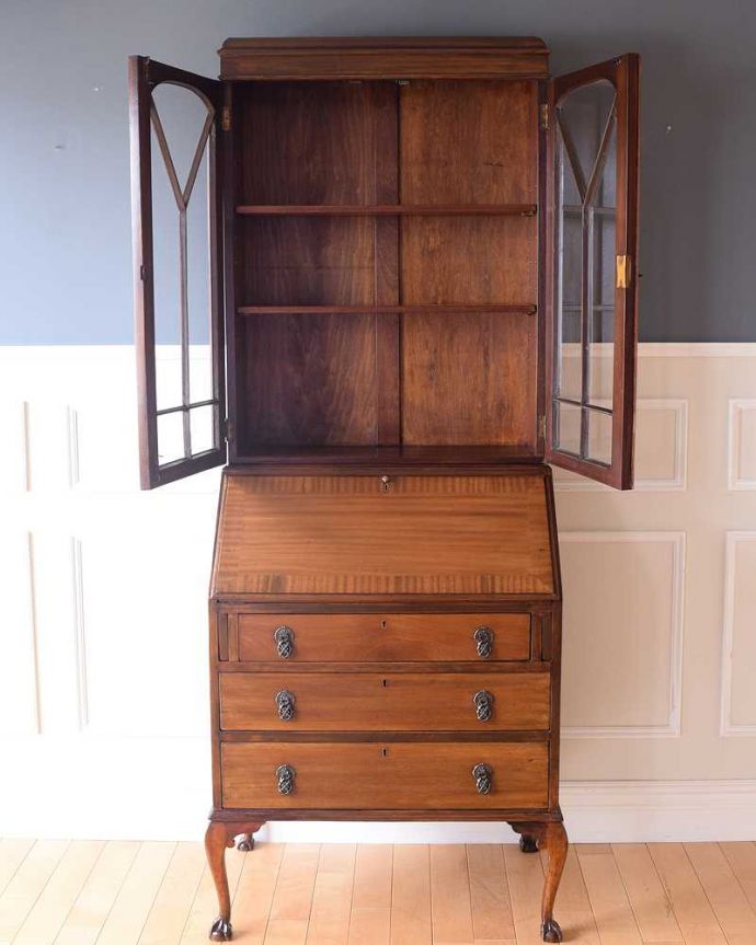 ビューロー　アンティーク家具　英国のアンティーク収納家具、クロウ＆ボウルの気品溢れるビューローブックケース。美しいガラス扉の中身は･･･専門の職人がしっかり修復したので、扉の中もこんな感じでキレイです。(k-2195-f)