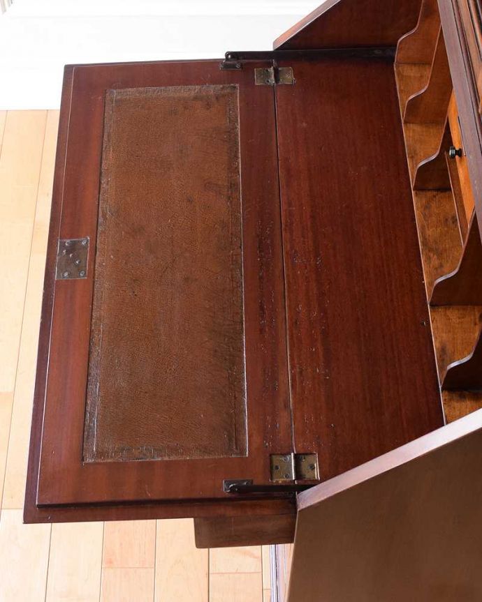 ビューロー　アンティーク家具　英国のアンティーク収納家具、クロウ＆ボウルの気品溢れるビューローブックケース。デスクの天板を上から見ると･･･やっぱりデスクは天板部分が気になるから、専門の職人が古い塗装を剥離してピッカピカに修復しました。(k-2195-f)