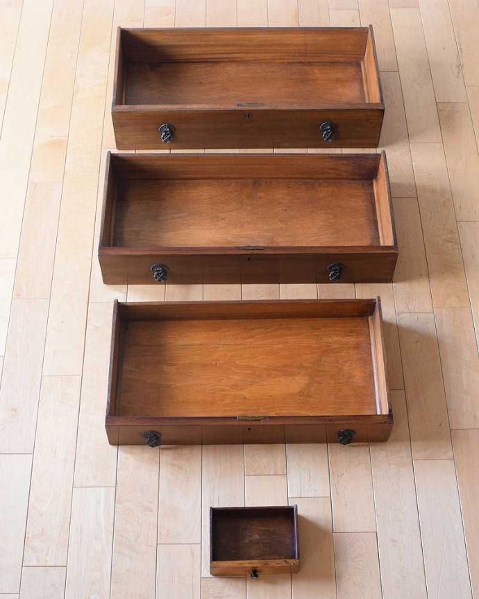 ビューロー　アンティーク家具　英国のアンティーク収納家具、クロウ＆ボウルの気品溢れるビューローブックケース。何でも収納できる引き出しもちろん、引き出しの中もキレイに修復しました。(k-2195-f)