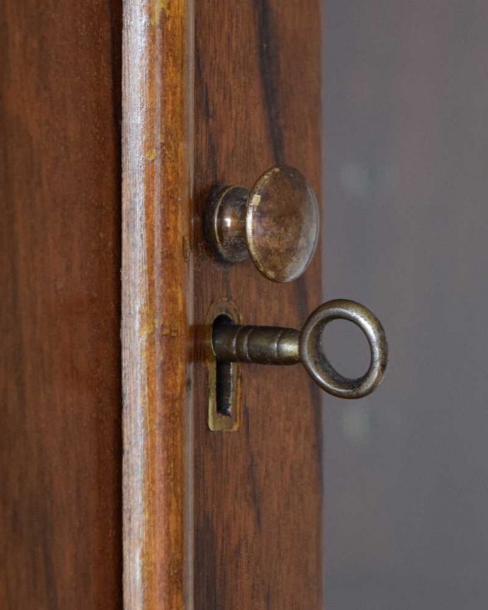 ビューロー　アンティーク家具　英国のアンティーク収納家具、クロウ＆ボウルの気品溢れるビューローブックケース。大切なものも収納出来ますおとぎ話に出てくるような可愛いアンティークの鍵が付いています。(k-2195-f)