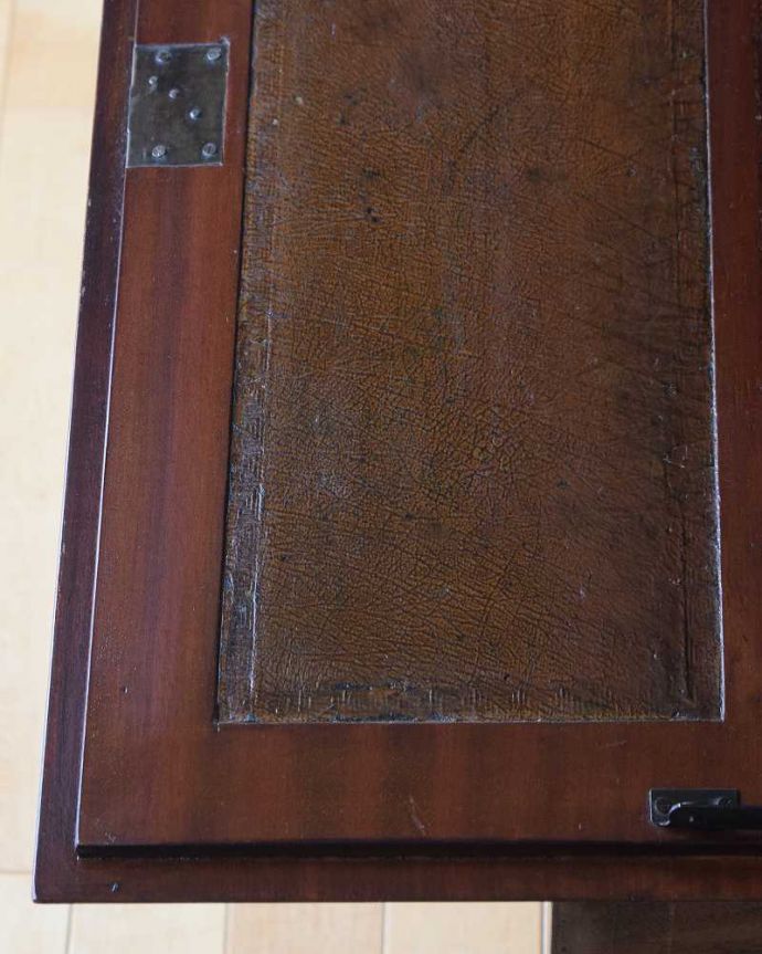 ビューロー　アンティーク家具　英国のアンティーク収納家具、クロウ＆ボウルの気品溢れるビューローブックケース。天板部分もキレイですやっぱりデスクの天板部分は気になるポイント。(k-2195-f)