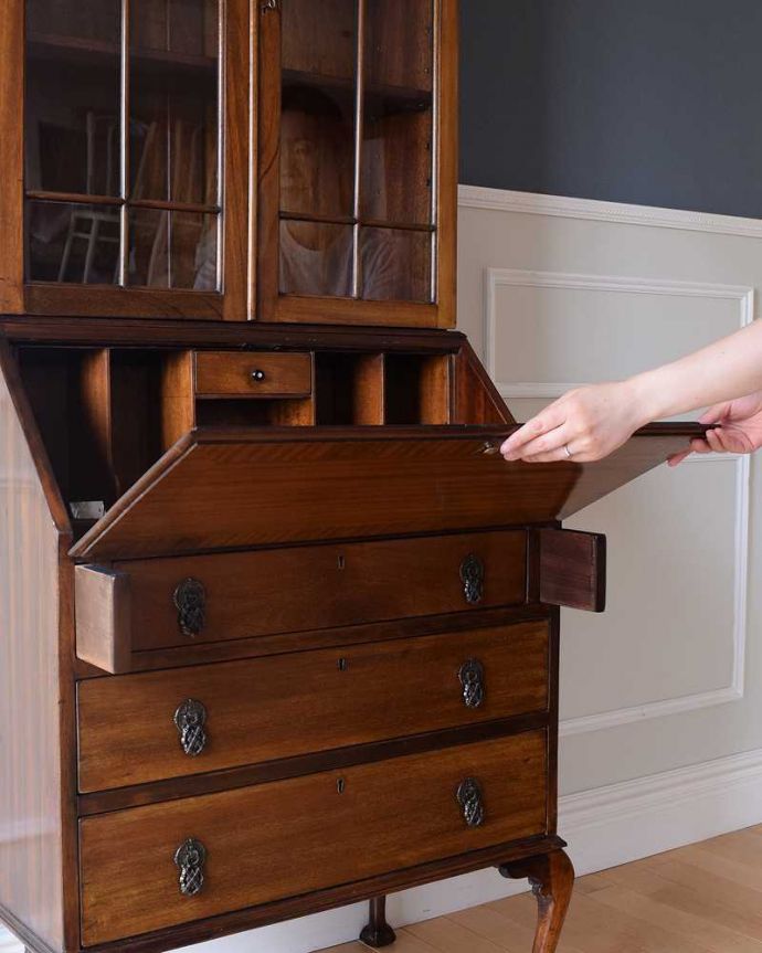 ビューロー　アンティーク家具　英国のアンティーク収納家具、クロウ＆ボウルの気品溢れるビューローブックケース。あっという間にデスクに変身扉を前に倒すだけで、あっという間にデスクが登場！どんな場所にも似合う「魅せるデスク」です。(k-2195-f)