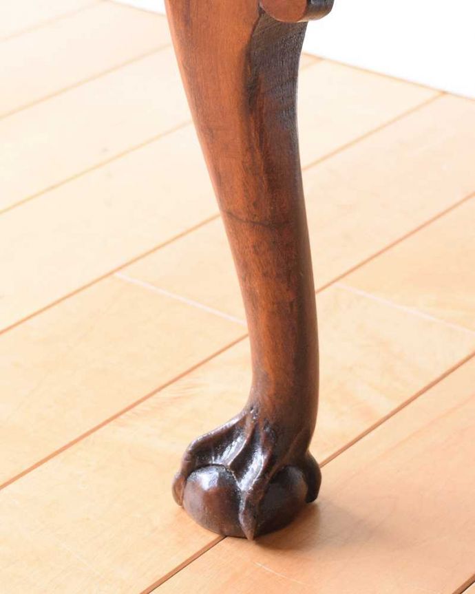 ビューロー　アンティーク家具　英国のアンティーク収納家具、クロウ＆ボウルの気品溢れるビューローブックケース。女性でも運べちゃう理由は･･･Handleのアンティークは、脚の裏にフェルトキーパーをお付けしていますので、重い家具でも床を滑らせれて移動する事が出来ます。(k-2195-f)