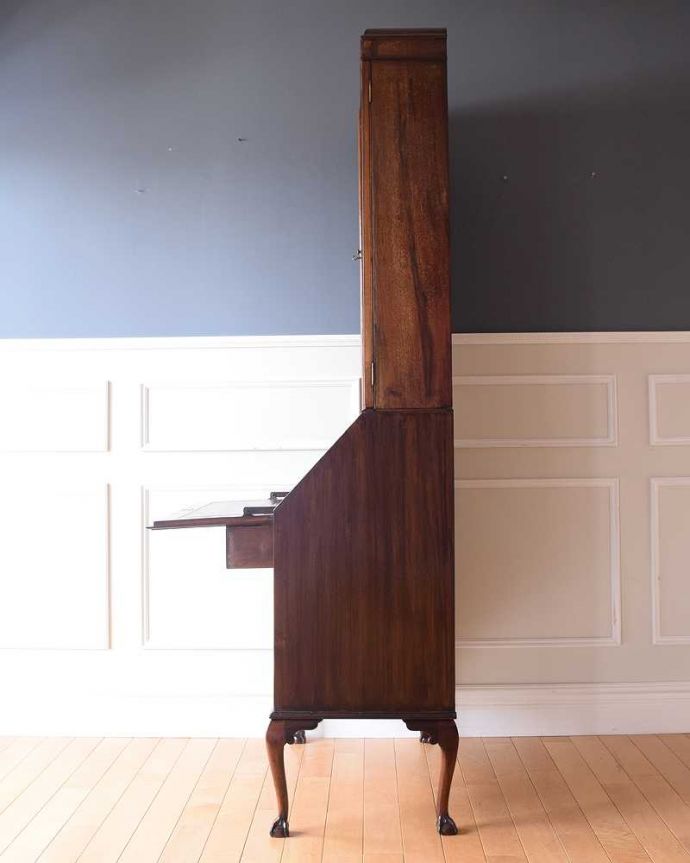 ビューロー　アンティーク家具　英国のアンティーク収納家具、クロウ＆ボウルの気品溢れるビューローブックケース。横から見た姿もステキ横から見てみるとこんな感じです。(k-2195-f)