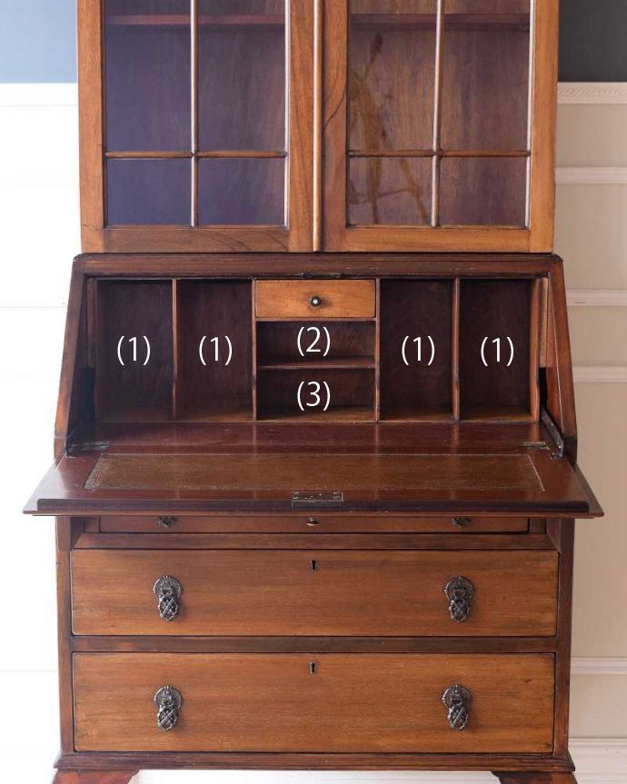 ビューロー　アンティーク家具　英国のアンティーク収納家具、クロウ＆ボウルの気品溢れるビューローブックケース。お片付け上手のヒミツ扉の中身はこんなに細かく仕切られています。(k-2195-f)